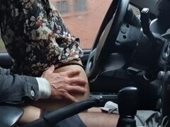 Рискованный публичный секс- оседлала водителя за рулем